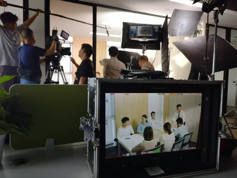 椒江区TVC拍摄公司：科技产品视觉化大师，诠释未来感与功能美学